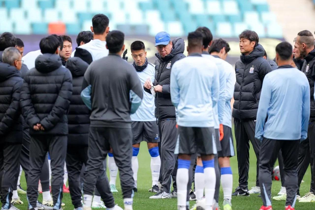 aoa体育体育下载-亚洲明星队抵达国外球场，备战国际赛(亚洲明星队抵达国外球场,备战国际赛事)