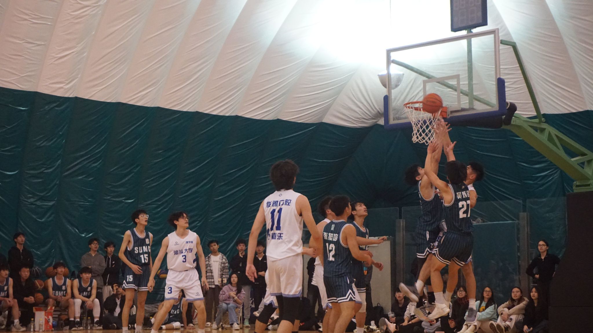 aoa体育体育app-激烈篮球对决持续升温，豪情万丈的简单介绍