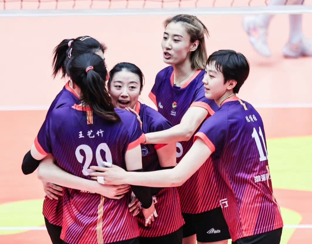 包含足球赛场上，女队多点开花击败对手的词条