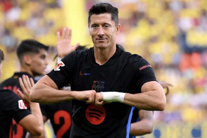 包含莱万多夫斯基在比赛中取得胜利，晋级欧洲预选赛的词条