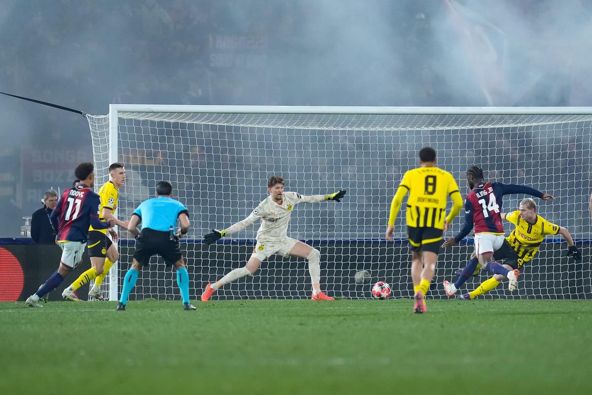 足球比赛中点球大战现身，爱好者眼睛为之一亮