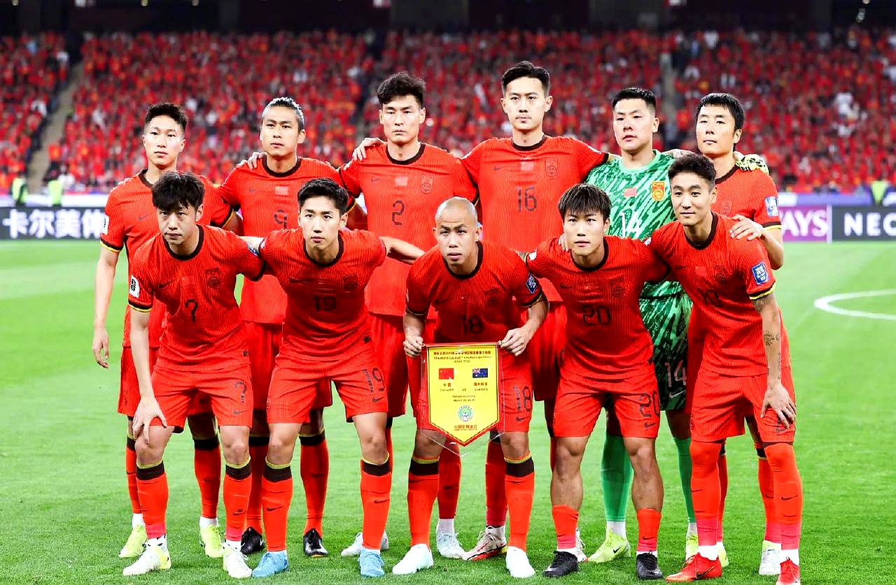 中国国家队足球比赛斗志昂扬，驰骋疆场