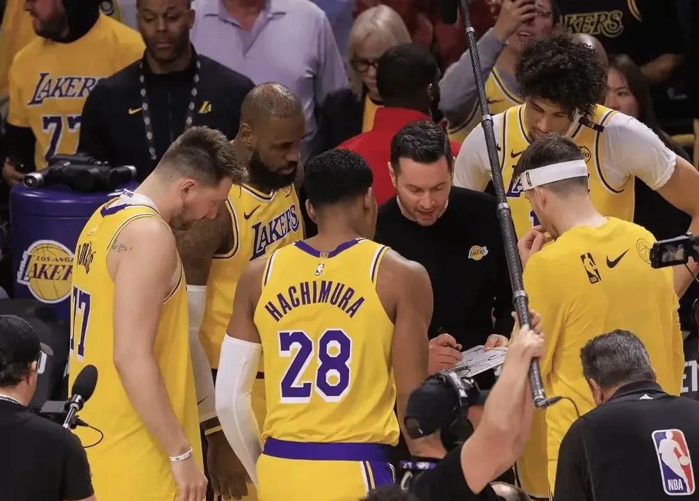 精彩的比赛极富看点，球员们表现令人眼前一亮