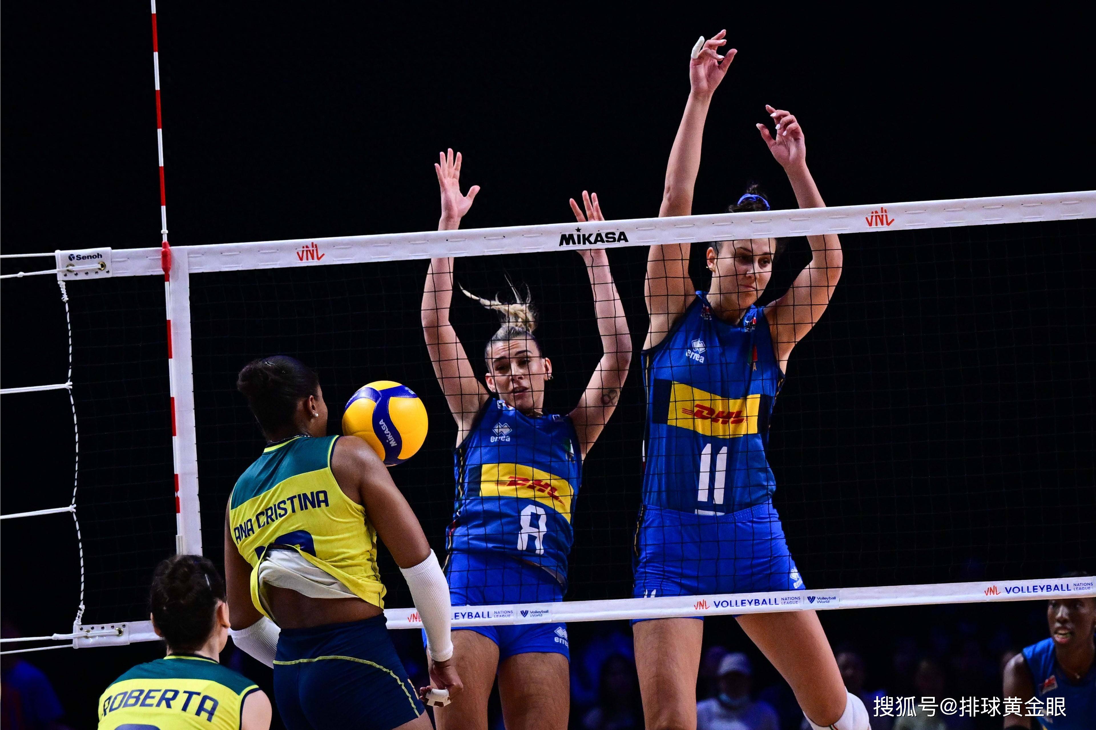 aoa体育体育在线-巴西运动员在女子排球比赛中斩获胜利