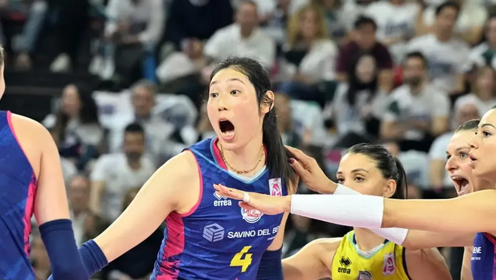 巴西运动员在女子排球比赛中斩获胜利