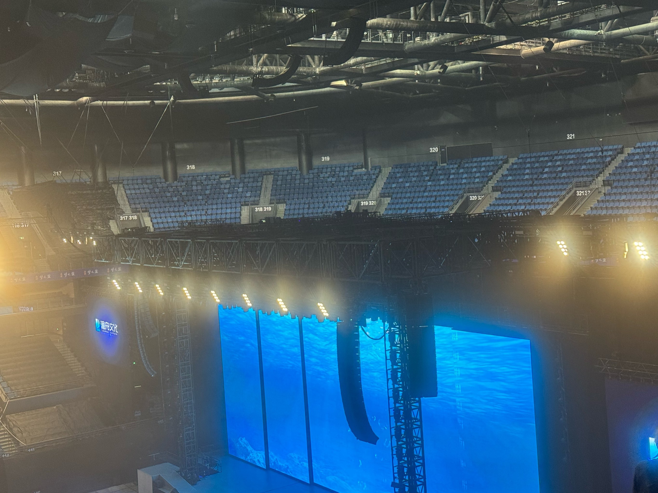 现场氛围热烈，观众掌声雷动场馆的简单介绍