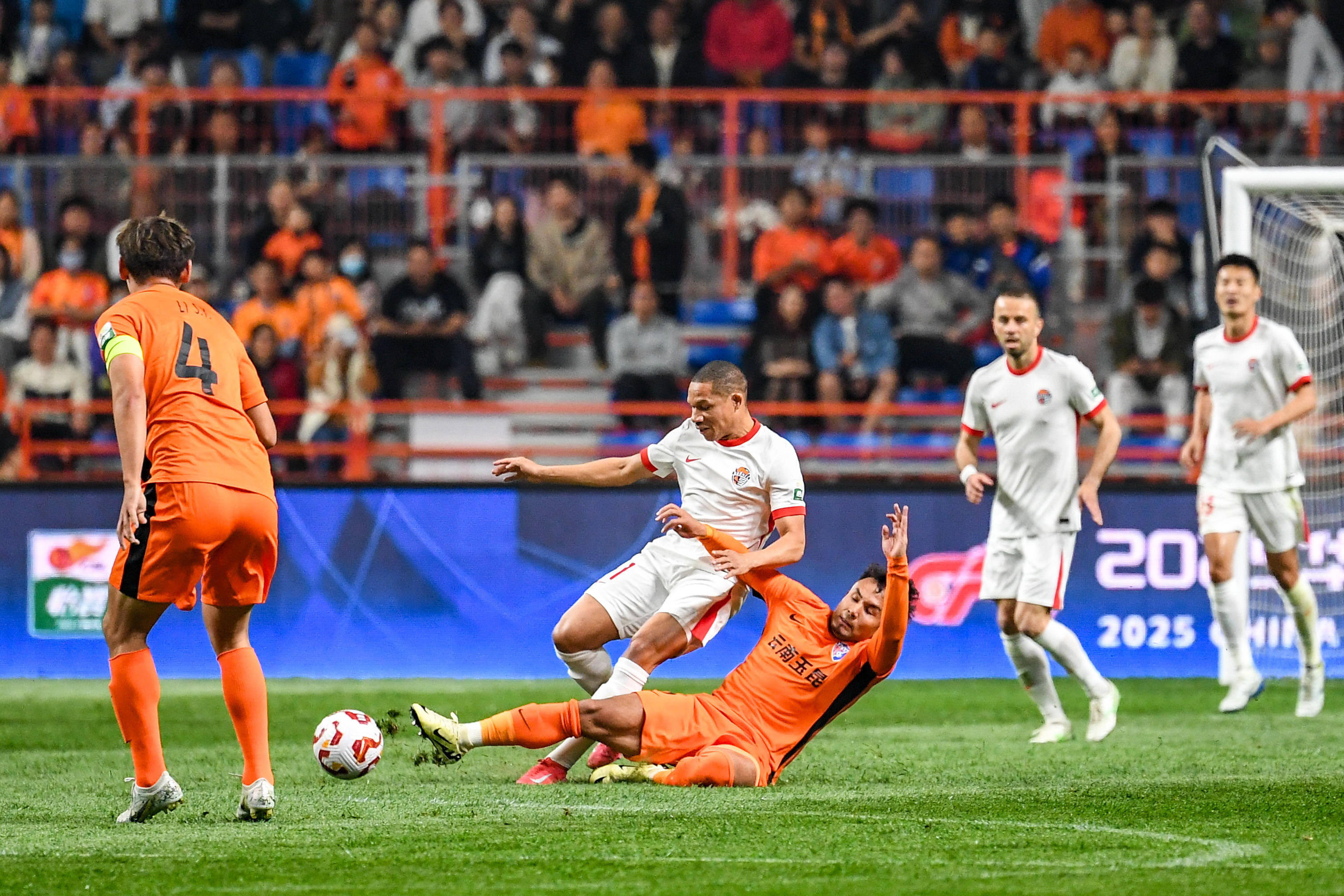 中超比赛波澜起伏，高潮迭起的简单介绍