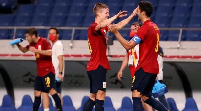 aoa体育体育平台-国际足球赛场上发生惊险一幕，球队实力对决