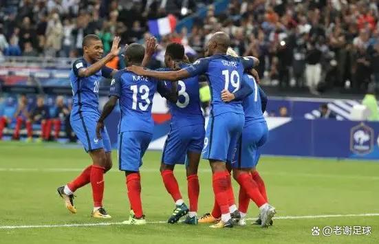 国际足球赛场上发生惊险一幕，球队实力对决