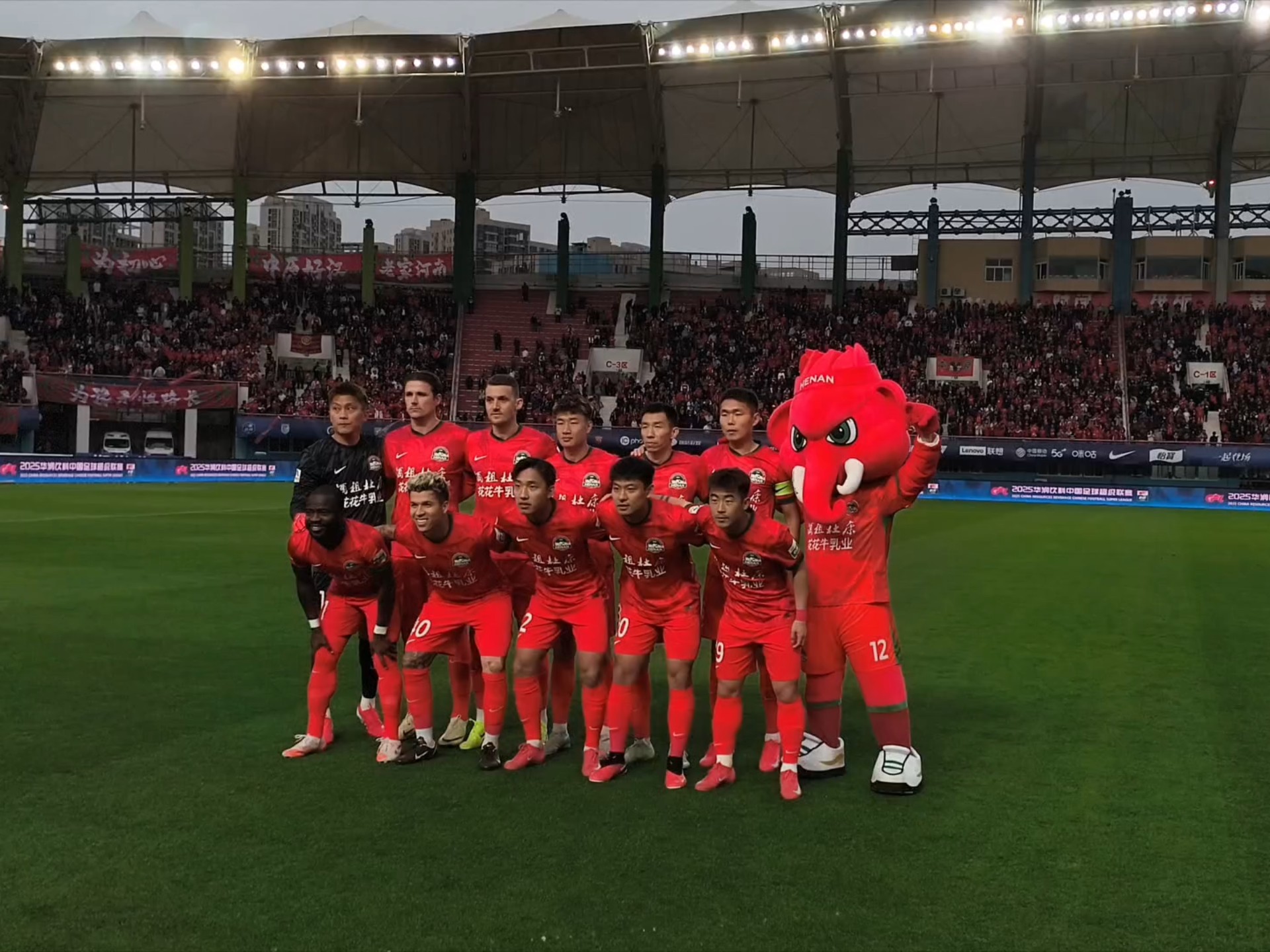 河南建业迎战上海上港，双方对决引人关注！的简单介绍