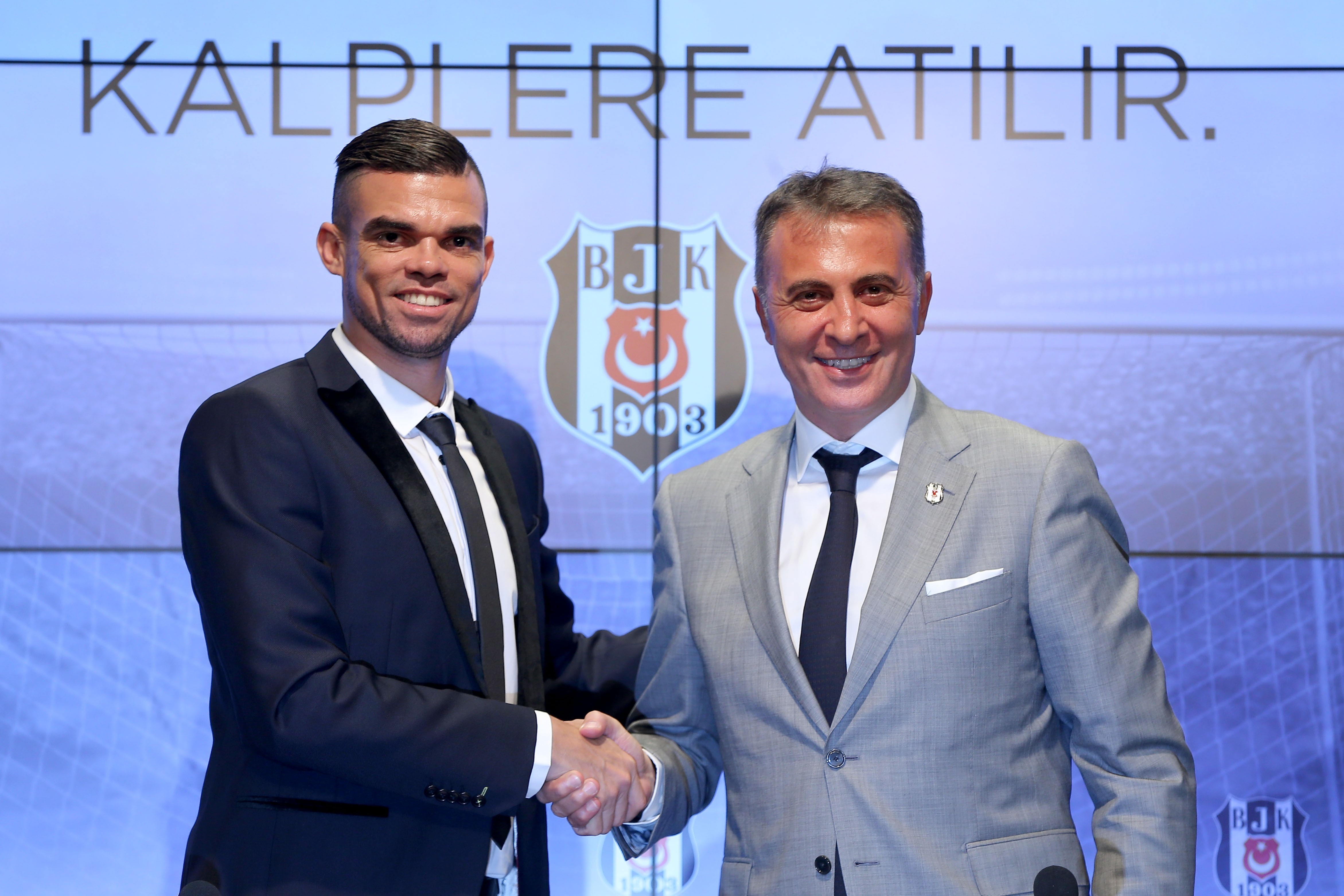 aoa体育体育中国官网-关于法国球会著名球员宣布退役，结束职业生涯的信息