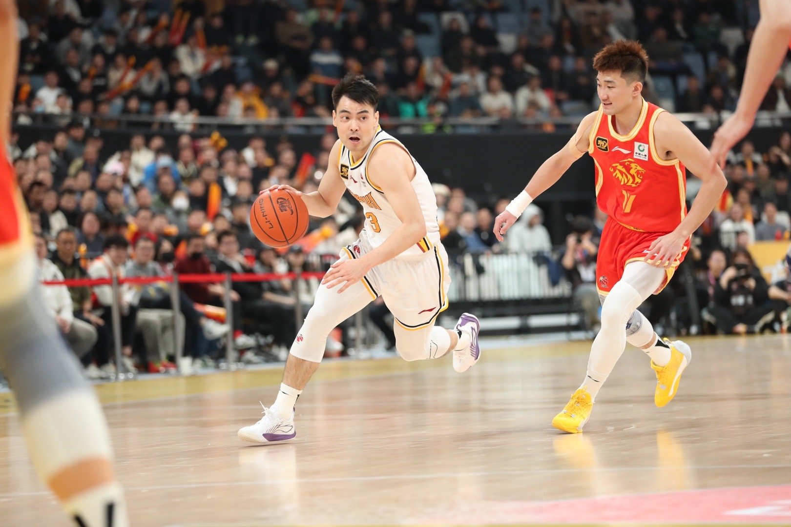 男篮赛场惊现绝杀,引发热议 男篮赛场惊现绝杀,引发热议