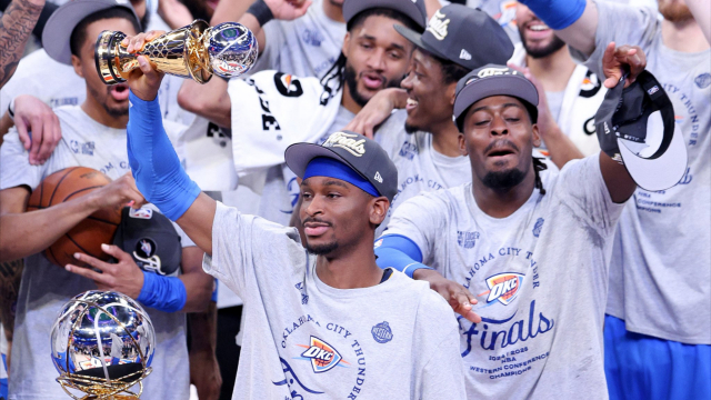 包含非洲篮球联赛冠军队庆祝胜利的词条