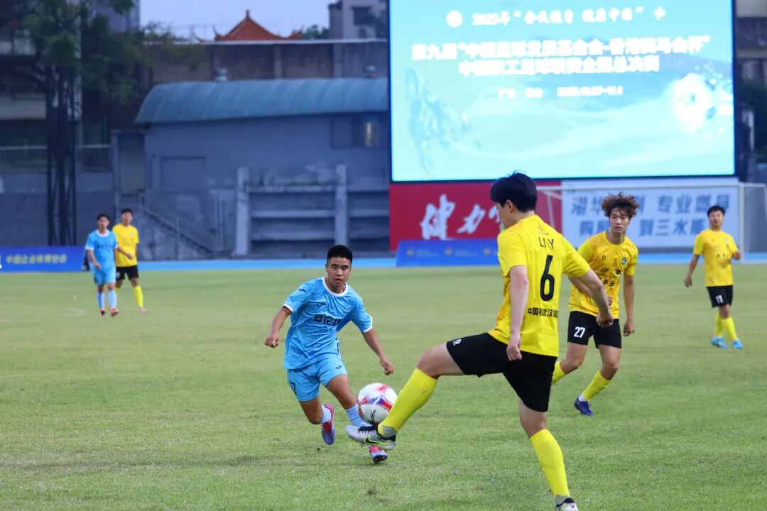 包含足球赛场劲爆对决引爆观赏热情！的词条