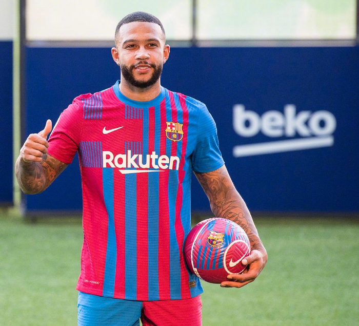 包含巴塞罗那新援表现出色，助球队积分领先的词条