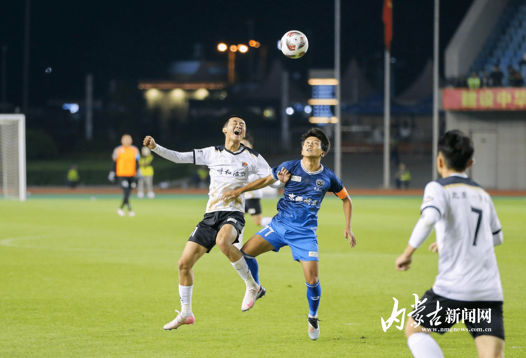 包含绿茵场上奋斗，亚洲足球赛事热血澎湃的词条